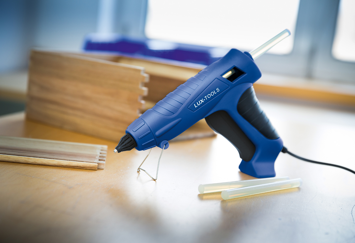 Απεικονίζεται το πιστόλι θερμοκόλλησης 